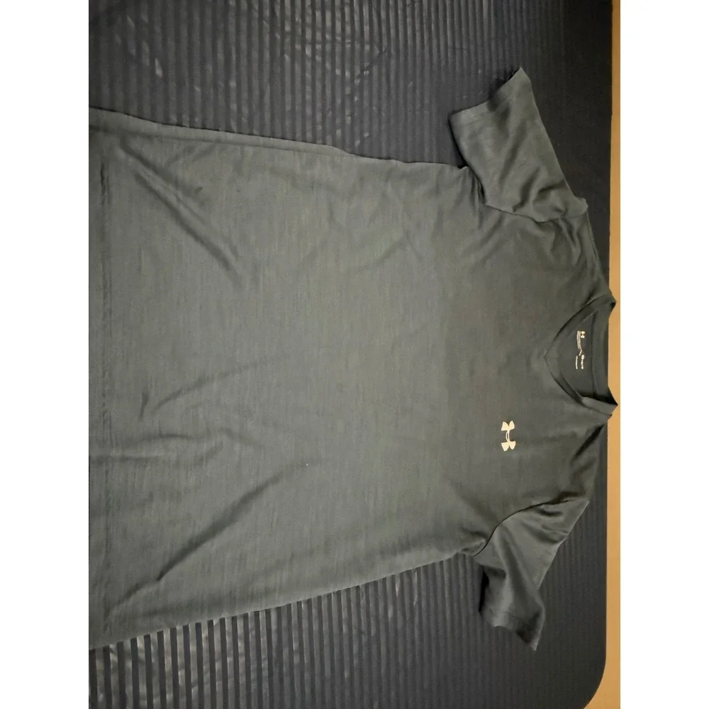 Under Armour Boys 3 Piece Lot HeatGear Graphic Tees and Jogger Pants Size Medium